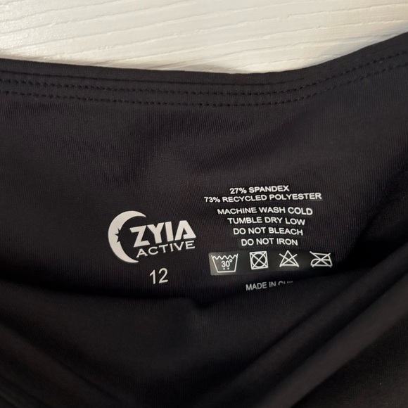 Zyia Active ZYIA Black Pocket Light n Tight Hi-rise Capri 20" RC - Picture 11 of 14